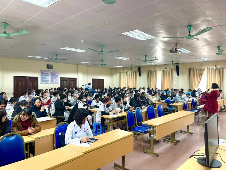 Gần 200 sinh viên trường Cao đẳng Y tế Bạch Mai tình nguyện trực Tết Giáp Thìn tại Bệnh viện - Ảnh 1. Gần 200 sinh viên trường Cao đẳng Y tế Bạch Mai tình nguyện trực Tết Giáp Thìn tại Bệnh viện - Ảnh 1.
