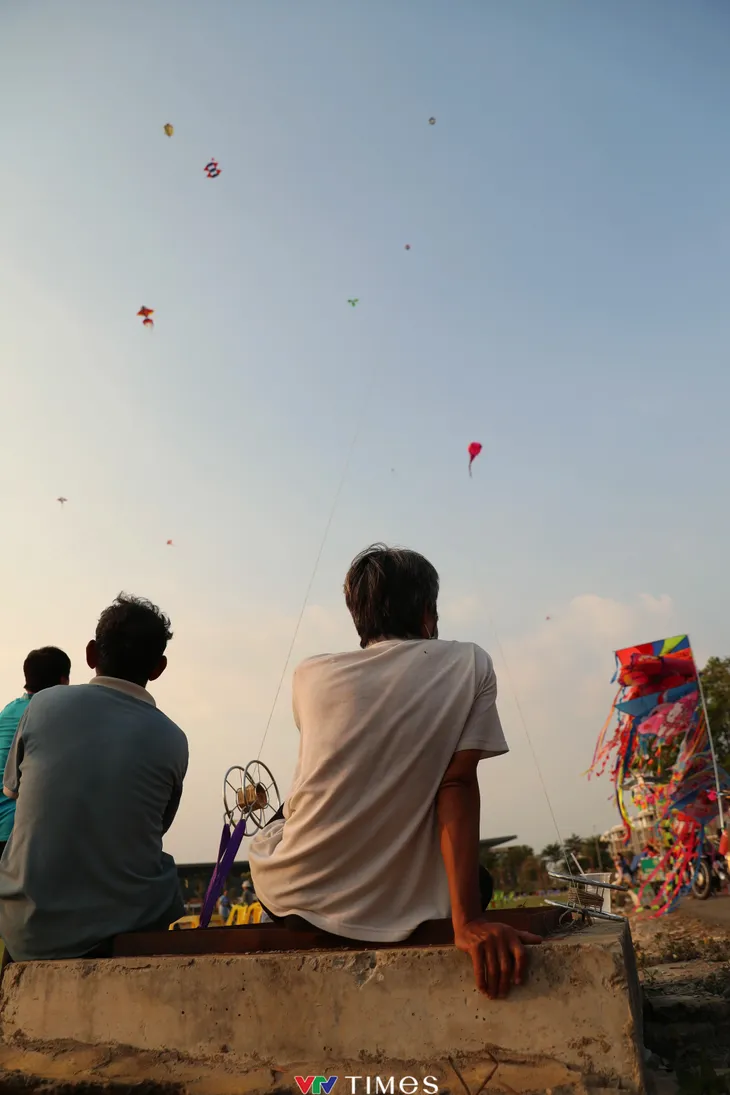 TP Hồ Chí Minh: Thảnh thơi thú chơi thả diều ngày giáp Tết - Ảnh 7. TP Hồ Chí Minh: Thảnh thơi thú chơi thả diều ngày giáp Tết - Ảnh 7.
