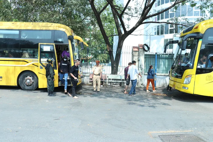 TP Hồ Chí Minh: Xe giường nằm 40 chỗ chở 64 người - Ảnh 2. TP Hồ Chí Minh: Xe giường nằm 40 chỗ chở 64 người - Ảnh 2.