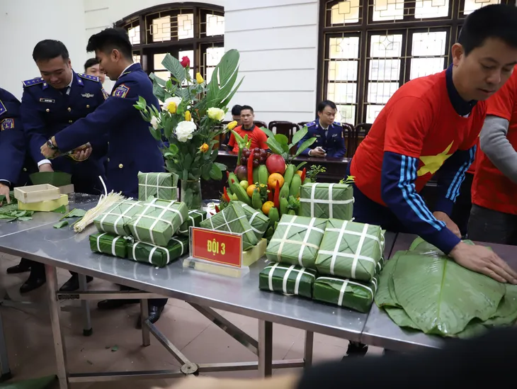 Hội thi gói bánh chưng, trang trí mâm ngũ quả đón Tết Giáp Thìn 2024 - Ảnh 9.