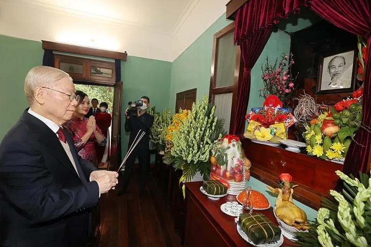 Tổng Bí thư Nguyễn Phú Trọng dâng hương tưởng niệm Chủ tịch Hồ Chí Minh - Ảnh 2. Tổng Bí thư Nguyễn Phú Trọng dâng hương tưởng niệm Chủ tịch Hồ Chí Minh - Ảnh 2.