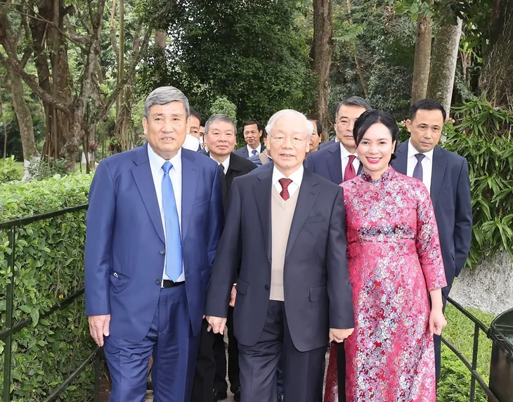 Tổng Bí thư Nguyễn Phú Trọng dâng hương tưởng niệm Chủ tịch Hồ Chí Minh - Ảnh 1. Tổng Bí thư Nguyễn Phú Trọng dâng hương tưởng niệm Chủ tịch Hồ Chí Minh - Ảnh 1.
