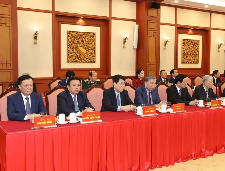 Tổng Bí thư Nguyễn Phú Trọng chúc Tết lãnh đạo, nguyên lãnh đạo Đảng, Nhà nước - Ảnh 2. Tổng Bí thư Nguyễn Phú Trọng chúc Tết lãnh đạo, nguyên lãnh đạo Đảng, Nhà nước - Ảnh 2.