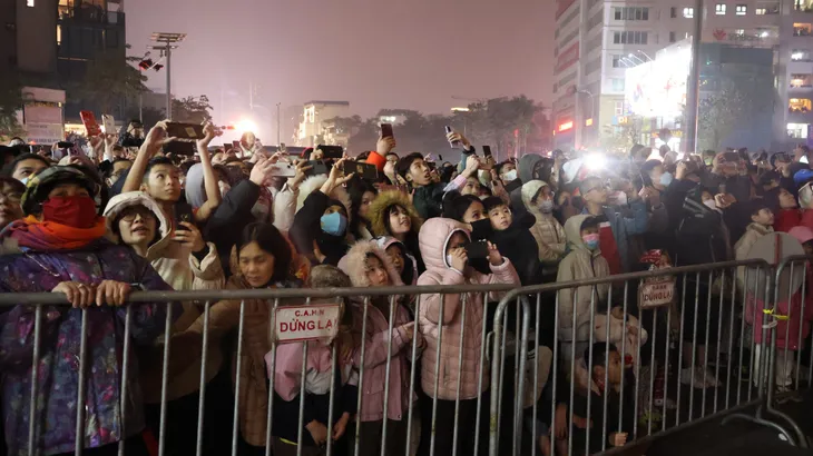 Người dân Hà Nội trầm trồ với màn tổng duyệt Lễ hội ánh sáng Rực rỡ Thăng Long - Ảnh 17. Người dân Hà Nội trầm trồ với màn tổng duyệt Lễ hội ánh sáng Rực rỡ Thăng Long - Ảnh 17.
