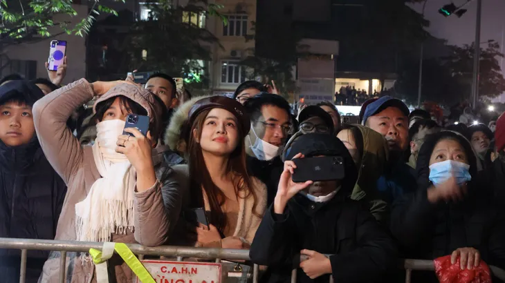 Người dân Hà Nội trầm trồ với màn tổng duyệt Lễ hội ánh sáng Rực rỡ Thăng Long - Ảnh 15. Người dân Hà Nội trầm trồ với màn tổng duyệt Lễ hội ánh sáng Rực rỡ Thăng Long - Ảnh 15.