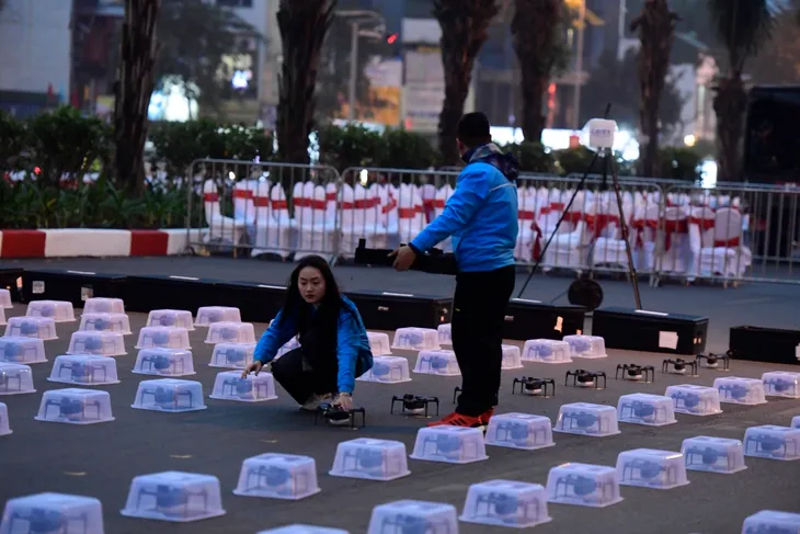Người dân Hà Nội trầm trồ với màn tổng duyệt Lễ hội ánh sáng Rực rỡ Thăng Long - Ảnh 4. Người dân Hà Nội trầm trồ với màn tổng duyệt Lễ hội ánh sáng Rực rỡ Thăng Long - Ảnh 4.