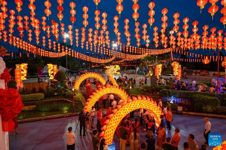 Không khí đón Tết Nguyên đán Giáp Thìn rộn ràng tại các nước châu Á - Ảnh 1. Không khí đón Tết Nguyên đán Giáp Thìn rộn ràng tại các nước châu Á - Ảnh 1.