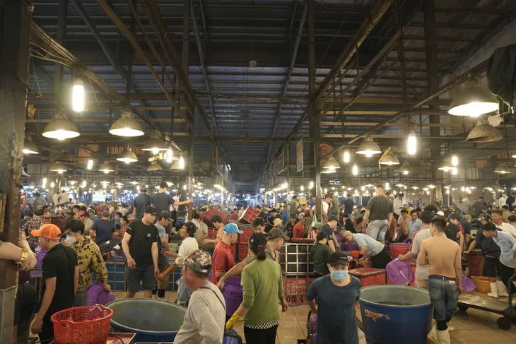 Nhộn nhịp chợ đầu mối Bình Điền ngày cuối năm - Ảnh 10. Nhộn nhịp chợ đầu mối Bình Điền ngày cuối năm - Ảnh 10.