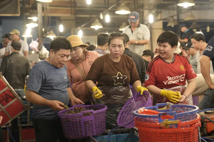 Nhộn nhịp chợ đầu mối Bình Điền ngày cuối năm - Ảnh 12. Nhộn nhịp chợ đầu mối Bình Điền ngày cuối năm - Ảnh 12.