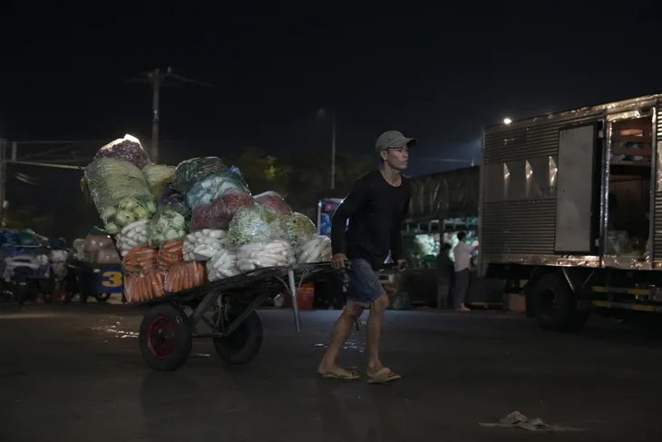 Nhộn nhịp chợ đầu mối Bình Điền ngày cuối năm - Ảnh 6. Nhộn nhịp chợ đầu mối Bình Điền ngày cuối năm - Ảnh 6.