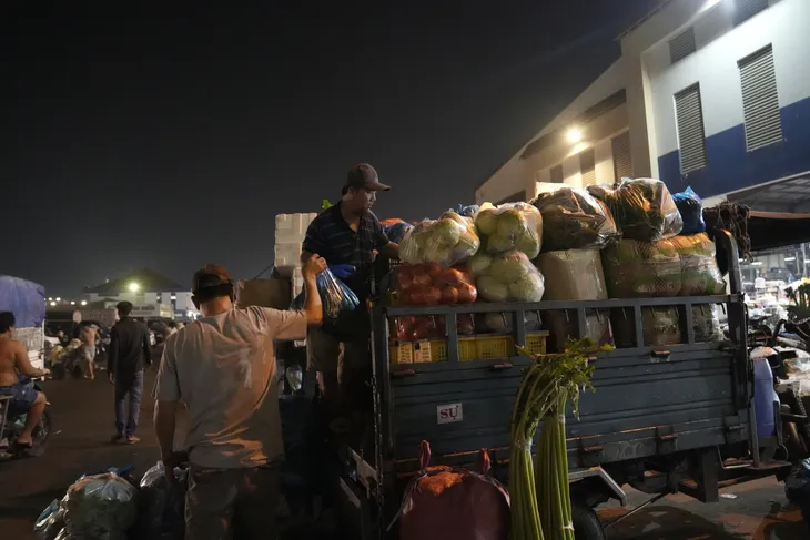Nhộn nhịp chợ đầu mối Bình Điền ngày cuối năm - Ảnh 7. Nhộn nhịp chợ đầu mối Bình Điền ngày cuối năm - Ảnh 7.