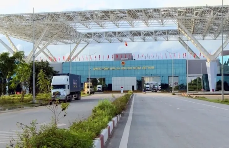 Cửa khẩu hoạt động trở lại sau bão - Ảnh 1. Cửa khẩu hoạt động trở lại sau bão - Ảnh 1.