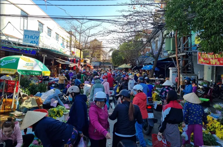 Nhộn nhịp chợ truyền thống Hà Nội ngày 30 Tết - Ảnh 1. Nhộn nhịp chợ truyền thống Hà Nội ngày 30 Tết - Ảnh 1.