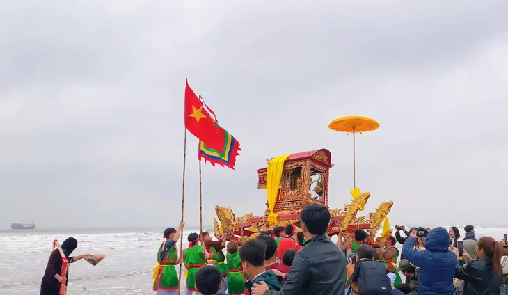Nghệ An tưng bừng lễ hội cầu ngư và đua thuyền - Ảnh 3. Nghệ An tưng bừng lễ hội cầu ngư và đua thuyền - Ảnh 3.