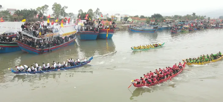 Nghệ An tưng bừng lễ hội cầu ngư và đua thuyền - Ảnh 4. Nghệ An tưng bừng lễ hội cầu ngư và đua thuyền - Ảnh 4.