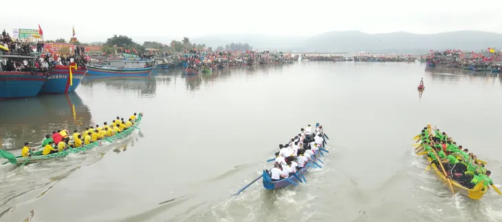 Nghệ An tưng bừng lễ hội cầu ngư và đua thuyền - Ảnh 5. Nghệ An tưng bừng lễ hội cầu ngư và đua thuyền - Ảnh 5.