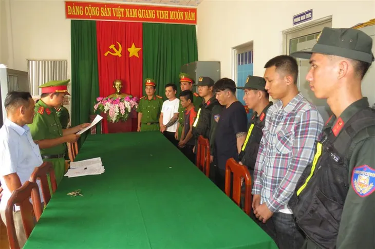 Khởi tố, bắt tạm giam 12 đối tượng mang hung khí đi giải quyết mâu thuẫn - Ảnh 3. Khởi tố, bắt tạm giam 12 đối tượng mang hung khí đi giải quyết mâu thuẫn - Ảnh 3.