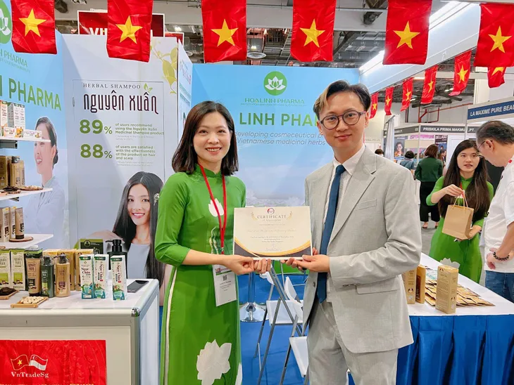 Dược phẩm Hoa Linh quảng bá thương hiệu Việt tại triển lãm Beauty Asia 2024, Singapore - Ảnh 4. Dược phẩm Hoa Linh quảng bá thương hiệu Việt tại triển lãm Beauty Asia 2024, Singapore - Ảnh 4.