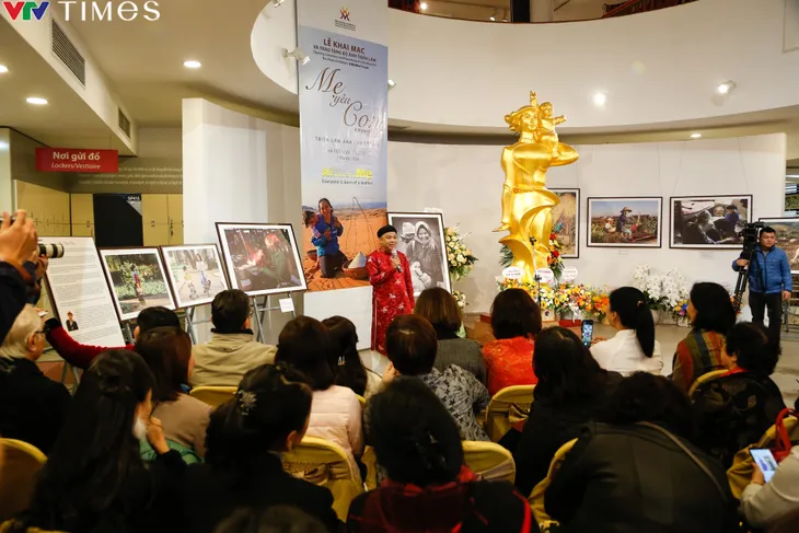 Tình mẫu tử thiêng liêng qua lăng kính của nhiếp ảnh gia Lê Bích - Ảnh 1. Tình mẫu tử thiêng liêng qua lăng kính của nhiếp ảnh gia Lê Bích - Ảnh 1.
