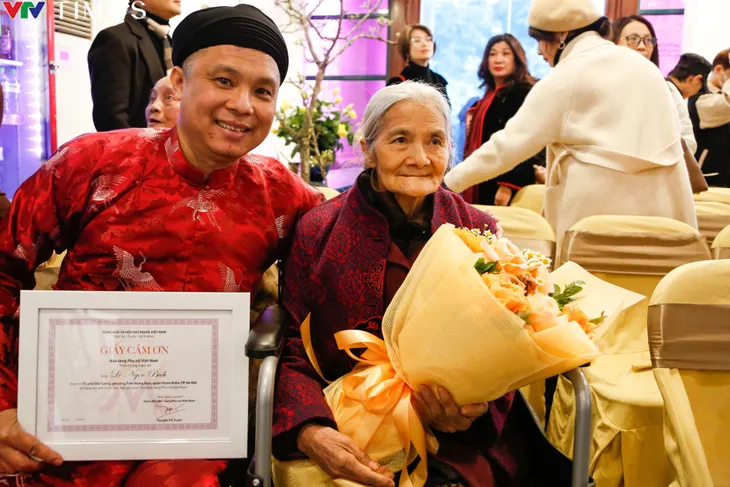 Tình mẫu tử thiêng liêng qua lăng kính của nhiếp ảnh gia Lê Bích - Ảnh 4. Tình mẫu tử thiêng liêng qua lăng kính của nhiếp ảnh gia Lê Bích - Ảnh 4.