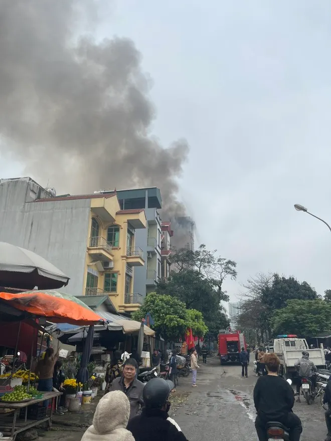 Hà Nội: Cháy lớn tại cơ sở kinh doanh dịch vụ tiệc cưới - Ảnh 2. Hà Nội: Cháy lớn tại cơ sở kinh doanh dịch vụ tiệc cưới - Ảnh 2.