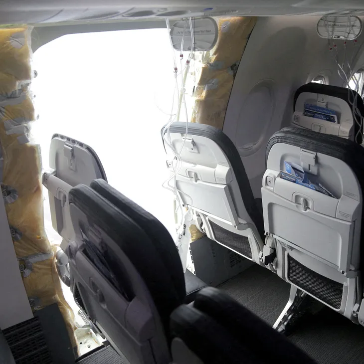 Điều tra hình sự vụ bung cửa máy bay Boeing - Ảnh 1. Điều tra hình sự vụ bung cửa máy bay Boeing - Ảnh 1.