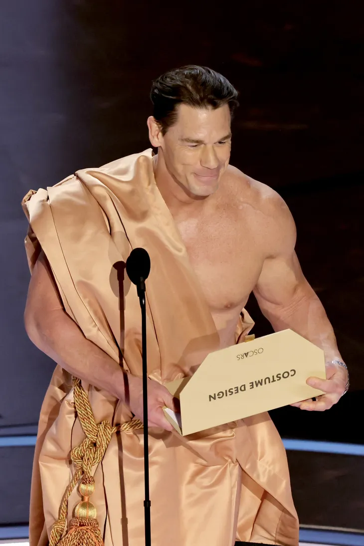 Oscar 2024: John Cena khiến thế giới sửng sốt khi... khỏa thân lên trao giải - Ảnh 4. Oscar 2024: John Cena khiến thế giới sửng sốt khi... khỏa thân lên trao giải - Ảnh 4.