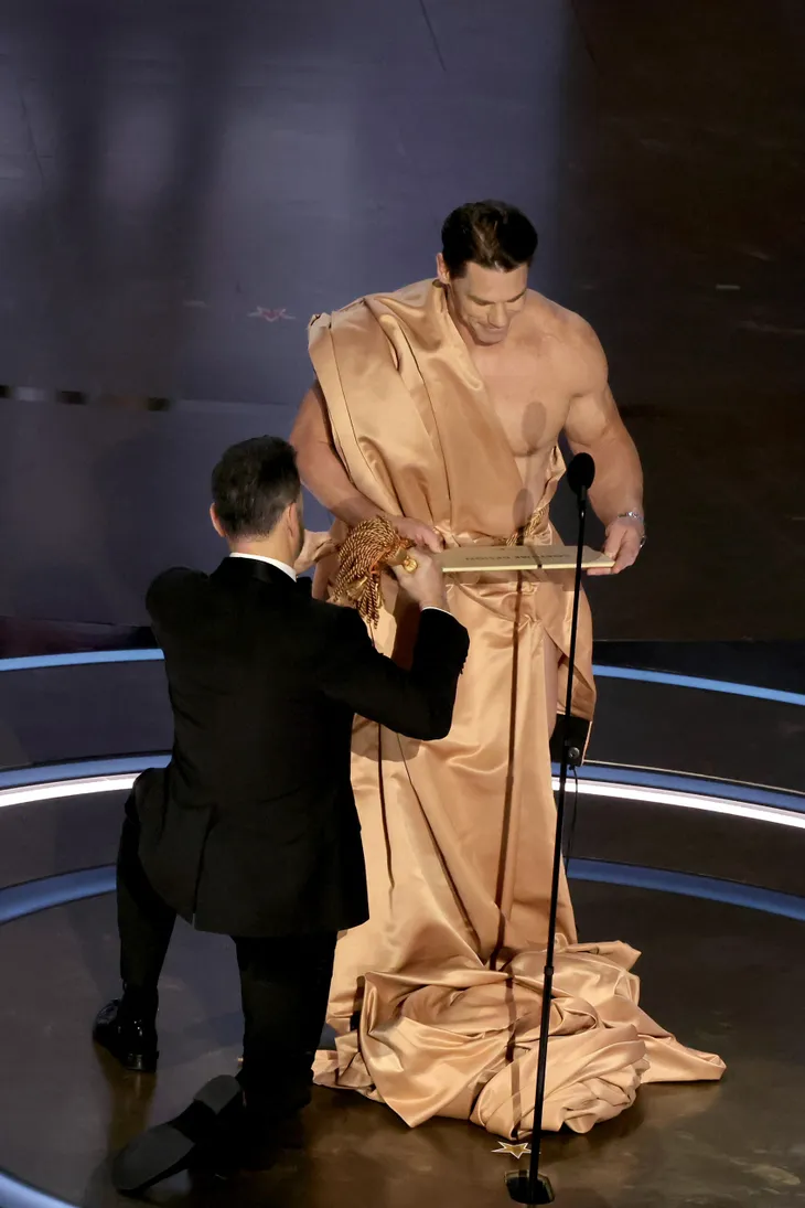 Oscar 2024: John Cena khiến thế giới sửng sốt khi... khỏa thân lên trao giải - Ảnh 3. Oscar 2024: John Cena khiến thế giới sửng sốt khi... khỏa thân lên trao giải - Ảnh 3.