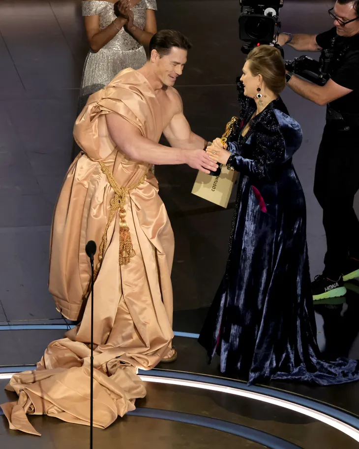 Oscar 2024: John Cena khiến thế giới sửng sốt khi... khỏa thân lên trao giải - Ảnh 5. Oscar 2024: John Cena khiến thế giới sửng sốt khi... khỏa thân lên trao giải - Ảnh 5.