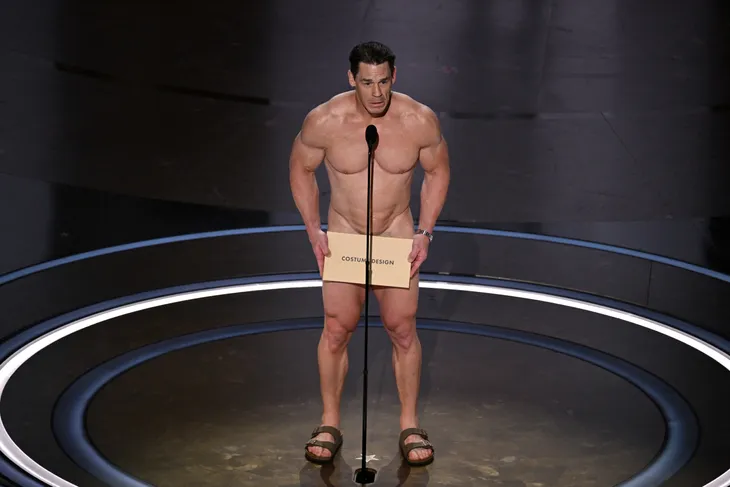 Oscar 2024: John Cena khiến thế giới sửng sốt khi... khỏa thân lên trao giải - Ảnh 2. Oscar 2024: John Cena khiến thế giới sửng sốt khi... khỏa thân lên trao giải - Ảnh 2.