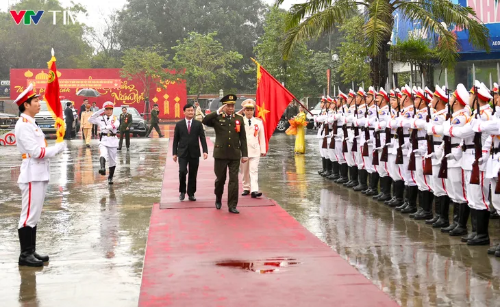 Công an Nghệ An đón nhận danh hiệu anh hùng lực lượng vũ trang nhân dân - Ảnh 1. Công an Nghệ An đón nhận danh hiệu anh hùng lực lượng vũ trang nhân dân - Ảnh 1.