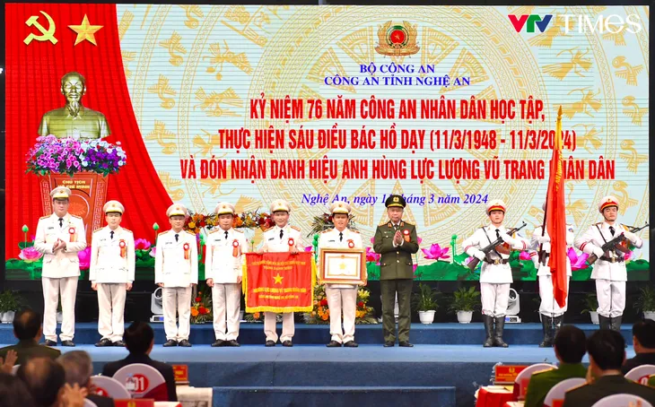 Công an Nghệ An đón nhận danh hiệu anh hùng lực lượng vũ trang nhân dân - Ảnh 6. Công an Nghệ An đón nhận danh hiệu anh hùng lực lượng vũ trang nhân dân - Ảnh 6.
