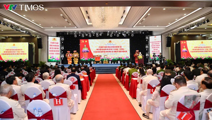 Công an Nghệ An đón nhận danh hiệu anh hùng lực lượng vũ trang nhân dân - Ảnh 8. Công an Nghệ An đón nhận danh hiệu anh hùng lực lượng vũ trang nhân dân - Ảnh 8.