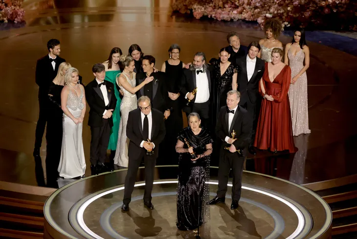 Chiến thắng tại Oscar 2024: Oppenheimer thắng lớn, Barbie nhận một giải khiêm tốn - Ảnh 1. Chiến thắng tại Oscar 2024: Oppenheimer thắng lớn, Barbie nhận một giải khiêm tốn - Ảnh 1.