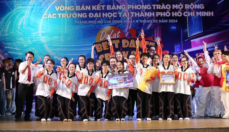 Biên đạo Huỳnh Mến “tiếp lửa” cho các nhóm nhảy sinh viên tại Dalat Best Dance Crew 2024 - Ảnh 2. Biên đạo Huỳnh Mến “tiếp lửa” cho các nhóm nhảy sinh viên tại Dalat Best Dance Crew 2024 - Ảnh 2.