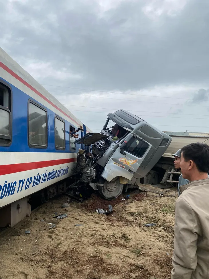 Đường sắt Bắc Nam tê liệt hơn 3 giờ sau vụ tai nạn giữa tàu hỏa với xe đầu kéo - Ảnh 2. Đường sắt Bắc Nam tê liệt hơn 3 giờ sau vụ tai nạn giữa tàu hỏa với xe đầu kéo - Ảnh 2.