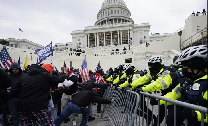 Ông Trump hứa trả tự do cho những người tham gia vụ bạo loạn ở Điện Capitol nếu tái đắc cử - Ảnh 1. Ông Trump hứa trả tự do cho những người tham gia vụ bạo loạn ở Điện Capitol nếu tái đắc cử - Ảnh 1.