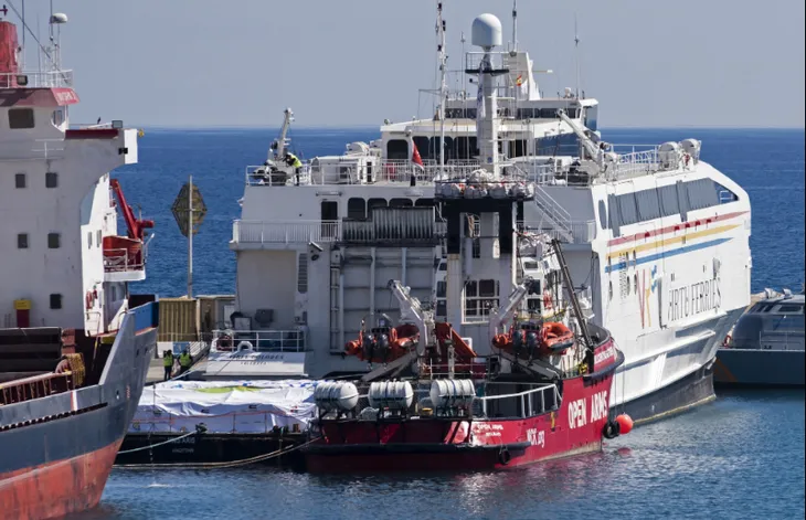 Tàu chở hàng viện trợ đầu tiên rời cảng Cyprus hướng tới Gaza - Ảnh 1. Tàu chở hàng viện trợ đầu tiên rời cảng Cyprus hướng tới Gaza - Ảnh 1.