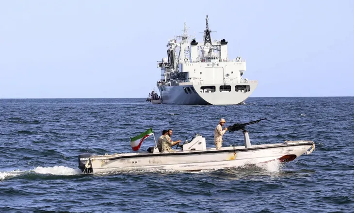 Trung Quốc, Nga và Iran tập trận chung ở vịnh Oman - Ảnh 1. Trung Quốc, Nga và Iran tập trận chung ở vịnh Oman - Ảnh 1.