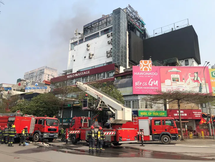 Cháy lớn ở tòa nhà cao tầng tại ngã 7 Ô Chợ Dừa (Hà Nội) - Ảnh 6. Cháy lớn ở tòa nhà cao tầng tại ngã 7 Ô Chợ Dừa (Hà Nội) - Ảnh 6.