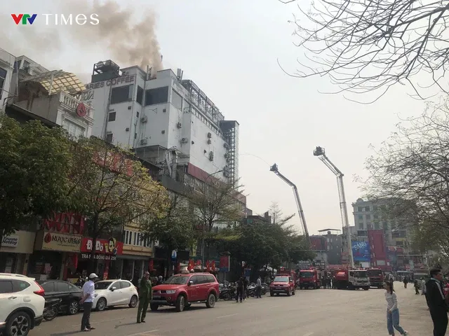 Cháy lớn ở tòa nhà cao tầng tại ngã 7 Ô Chợ Dừa (Hà Nội) - Ảnh 4. Cháy lớn ở tòa nhà cao tầng tại ngã 7 Ô Chợ Dừa (Hà Nội) - Ảnh 4.