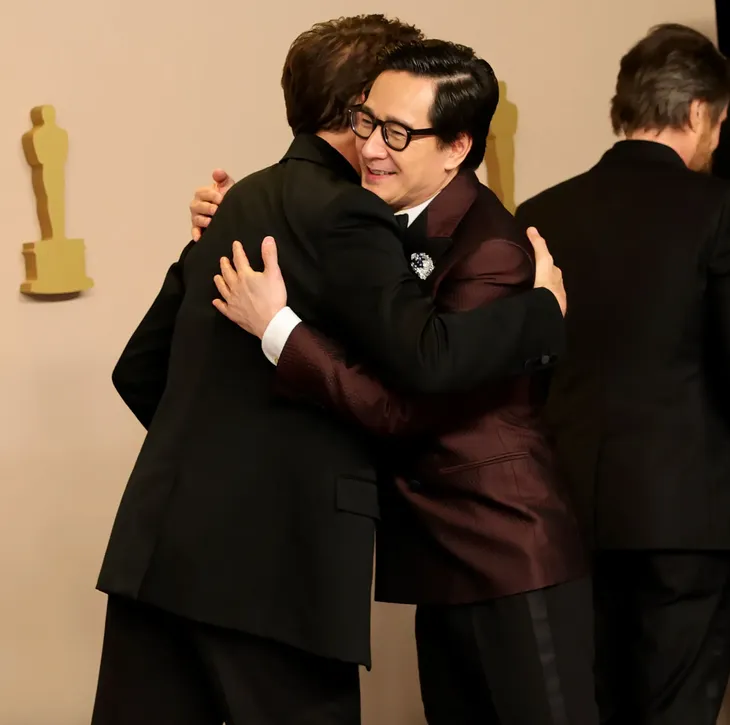 Oscar 2024: Robert Downey Jr, Emma Stone bị chỉ trích vì thiếu tôn trọng sao châu Á - Ảnh 1. Oscar 2024: Robert Downey Jr, Emma Stone bị chỉ trích vì thiếu tôn trọng sao châu Á - Ảnh 1.