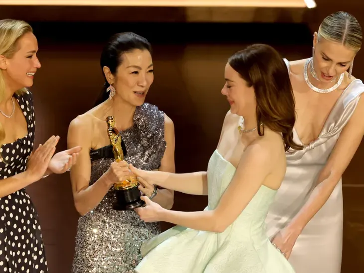 Oscar 2024: Robert Downey Jr, Emma Stone bị chỉ trích vì thiếu tôn trọng sao châu Á - Ảnh 2. Oscar 2024: Robert Downey Jr, Emma Stone bị chỉ trích vì thiếu tôn trọng sao châu Á - Ảnh 2.