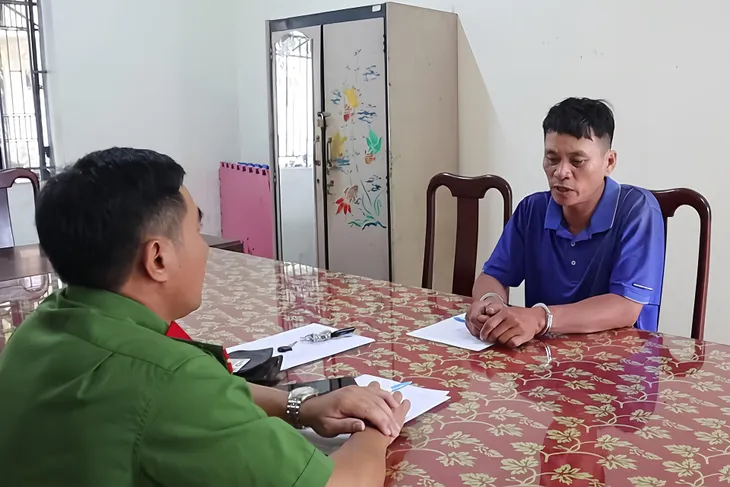 Bắt khẩn cấp cha dượng đánh đập dã man con của vợ vì nghịch điện thoại - Ảnh 1. Bắt khẩn cấp cha dượng đánh đập dã man con của vợ vì nghịch điện thoại - Ảnh 1.
