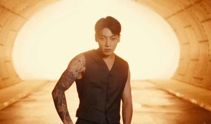 Phim mới của Song Joong Ki dẫn đầu BXH lượt xem, Jungkook (BTS) lập kỳ tích mới trên Billboard - Ảnh 3. Phim mới của Song Joong Ki dẫn đầu BXH lượt xem, Jungkook (BTS) lập kỳ tích mới trên Billboard - Ảnh 3.