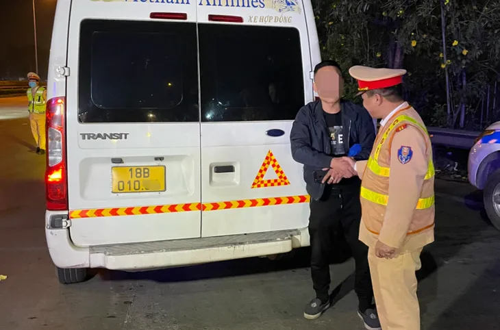 Dán phản quang cho ô tô khách trên đường cao tốc - Ảnh 1. Dán phản quang cho ô tô khách trên đường cao tốc - Ảnh 1.
