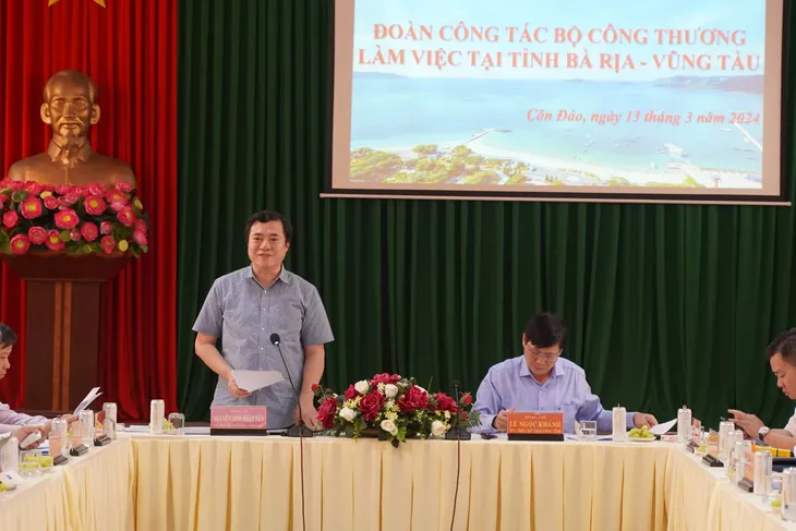 Sớm tháo gỡ khó khăn, đảm bảo tiến độ kéo điện ra Côn Đảo - Ảnh 1.