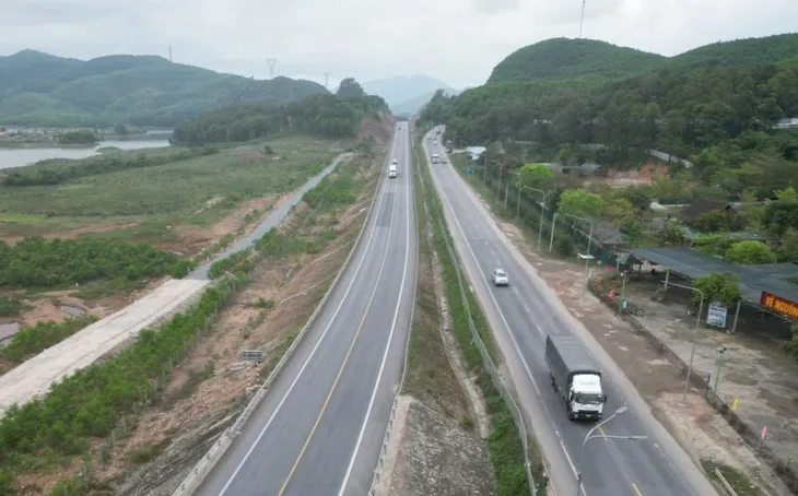 Xem xét hạn chế phương tiện cỡ lớn đi vào cao tốc Cam Lộ - La Sơn - Ảnh 1. Xem xét hạn chế phương tiện cỡ lớn đi vào cao tốc Cam Lộ - La Sơn - Ảnh 1.