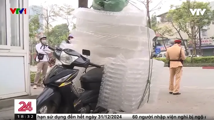 Những chiếc xe chở hàng cồng kềnh gây nguy hiểm giữa Thủ đô - Ảnh 3. Những chiếc xe chở hàng cồng kềnh gây nguy hiểm giữa Thủ đô - Ảnh 3.