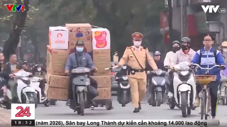 Những chiếc xe chở hàng cồng kềnh gây nguy hiểm giữa Thủ đô - Ảnh 1. Những chiếc xe chở hàng cồng kềnh gây nguy hiểm giữa Thủ đô - Ảnh 1.